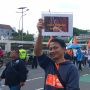 Geruduk Gedung DPR, Buruh Tenteng Poster Gambar Puan Maharani Nangis Tolak Kenaikan BBM