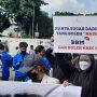Poster Lucu Mahasiswi Demo Tolak Harga BBM Naik di Gedung DPR: Hanya Sugar Daddy yang Boleh Naik, BBM Gak Boleh Naik!