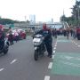 Tumpah ke Jalanan Tolak Kenaikan BBM, Massa Buruh Kompak Long March Sambil Dorong Motor ke DPR