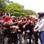 Demo Kenaikan Harga BBM Subsidi di Surabaya Diwarnai Bentrokan