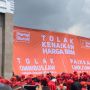 Gelar Aksi Tolak BBM Naik di Depan DPR, Massa Buruh Pasang Spanduk Raksasa dan Bawa Foto Puan Menangis