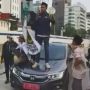 Viral Pendemo Berhijab Naik ke Kap Mobil Plat Merah, Spanduk Bertuliskan "Jokowi Turun" Dibentangkan