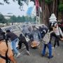 Demo Tolak Kenaikan Harga BBM, Massa Aliansi Rakyat Bergerak Dobrak Gerbang DPRD DIY hingga Ambruk