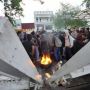 FOTO: Aksi Demo Tolak Kenaikan Harga BBM di Jogja, Gerbang DPRD DIY Roboh hingga Massa Bakar Ban