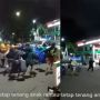 Beredar Rekaman Video Puluhan Warga Serbu SPBU Bawa Jerigen, Penampakannya Kayak Mau Perang