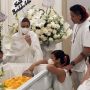 Datangi Rumah Duka, Sharena Gunawan Cium Kening Sang Kakak, Reza Gunawan