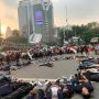 Demo Tolak Harga BBM Naik di Silang Monas, Mahasiswa Gelar Teaterikal Tiduran di Jalan