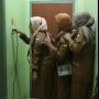 Trio Emak-emak PNS Ngelawak Kesetrum Listrik, Warganet: Kangen Malaikat