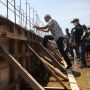 Ganjar Ingatkan Kontraktor Soal Kualitas Pembangunan Tanggul Laut dan Drainase di Pekalongan