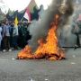 Demo Tolak BBM Diwarnai Aksi Bakar Ban, Mahasiswa Robohkan Pagar DPRD Bandar Lampung