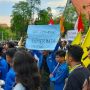 Demo Tolak Harga BBM Naik, Mahasiswa Angkat Poster Lebih Percaya "Gus Samsudin" Ketimbang Pemerintah