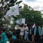 Geruduk DPRD Solo Tolak Kenaikan Harga BBM, Masa Aksi Tutup Jalan Adi Sucipto