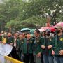 Demo Tolak Kenaikan BBM di Jakarta: Basah Kuyup Diguyur Hujan, Massa BEM SI Makin Menyemut di Patung Kuda