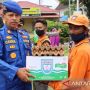 Harga BBM Subsidi Mengalami Penyesuaian, Polresta Padang Bagikan Paket untuk Driver Ojol sampai Petugas Kebersihan