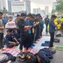 Sebelum Orasi Tolak Kenaikan Harga BBM, Demonstran Salat Zuhur Berjemaah di Patung Kuda Saat Hujan Mengguyur