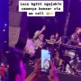 Pria Ini Ajak Nonton Konser Kakaknya Via Video Call, Warganet: Kok Lucu Ya!