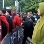 Viral Aksi Emak-emak Minta Mahasiswa yang Demo Kenaikan BBM Buka Jalan, Publik Saling Debat