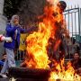 Demo Tolak Kenaikan BBM, Mahasiswa Bakar Ban dan Goyang Pagar Kantor Pemkab Bogor