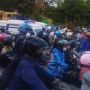Ambulans Bawa Pasien Kritis Terjebak Macet, Karena Demo Mahasiswa Depan Kampus Unhas