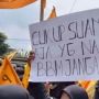 Bentangkan Poster Berisi Tulisan seperti Ini, Pendemo Berhijab Panen Kritik: Cewek Gak Tahu Malu!