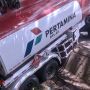 Brakk! Truk Tangki BBM Terperosok Parit di Pacitan, Ditinggal Sopir Sarapan
