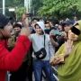 Viral Video Ibu-Ibu Marahi Mahasiswa Tutup Jalan Perintis Makassar saat Demo: Cuma Bisa Nyanyi!!!