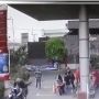 Pria Ini Lempar Korek Api Menyala ke Tanki Sepeda Motor Saat Pengendara Isi Bensin di SPBU