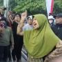 Demo Mahasiswa Unhas Tutup Jalan Bikin Emak-emak Emosi, Sebut Mahasiswa Cuma Bisa Nyanyi