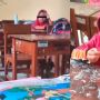 Salut! Lihat Murid Hanya Berdiam Diri di Kelas Saat Jam Istirahat, Guru Ini Inisiatif Beri Uang Jajan Siswanya