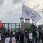 Geruduk DPR Demo Tolak Kenaikan BBM, Segelintir Orang Kibarkan Bendera Ar Rayah dan Al Liwa