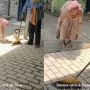 Video Ibu-ibu Punguti Sisa Beras di Selokan dan Lantai Demi Makan, Bikin Mewek Netizen: Gak Dapat Bansos?