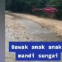 Viral Aksi Bapak Bawa Anak Mandi di Sungai dengan Naik Helikopter, Publik: The Real Sultan