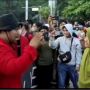 Sampai Ngotot, Emak-emak Ini Geram Mahasiswa Tutup Jalan saat Demo