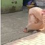 Orang Miskin Indonesia Capai 26 Jiwa, Video Viral Nenek Punguti Beras di Lantai dan Selokan