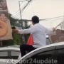 Pria Duduk di Atas Mobil Kibarkan Bendera dan Teriak 'Saya Dibunuh Pemerintah' Publik: Kasian Masih Muda Sudah Suram
