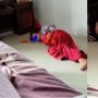 Bocah Perempuan Ini Kepergok Ibunya Akting Melahirkan, Reaksinya Bikin Gemas