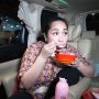 Asik Jajan Es Kopyor dan Martabak di Pinggir Jalan, Nagita Slavina Diserbu Bocil