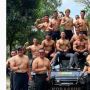 Bareng Pasukan Kopassus, Deddy Corbuzier dan Azka Posting Foto Topless Sembari Pamer Badan Six Pack