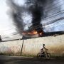 Kepanikan Wanita Berhijab Lihat Gudang JNE Terbakar Hebat Dinihari Tadi, Ingat Suami Dinas Malam