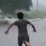 Viral Video Pria Pemberani Selamatkan Pemotor Terseret Arus, Langsung Banjir Doa dari Netizen: Panjang Umur Orang Baik