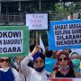Massa PA 212 Bawa Spanduk Desak Ahok Dipecat hingga Aparat Arogan Berjiwa Sambo di Patung Kuda