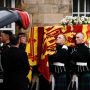 Momen saat Peti Mati Ratu Elizabeth II tiba di Edinburgh