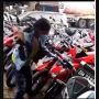 Emak-emak Ngamuk Hancurkan Motornya Gegara Ditarik Leasing: Gak Bisa Bayar Malah Dirusak!