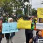 Ratusan Ojol Demo BBM di DPRD Sumbar, Spanduk Ojol Cewek: Kami Lelah Dinaikin!