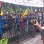 Kecewa Tak Bisa Bertemu Anies Cs, Massa PCPMII Jakarta Bubar Jalan usai Rusak Pagar Balai Kota
