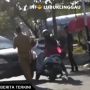 Arogan! ASN Sinjai Tendang Motor Hingga Pengendara Wanita Terjatuh, Netizen Emosi