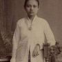 Pasang Ekspresi Fierce, Wanita Pakai Kebaya di Foto Jadul Tahun 1915 Curi Perhatian