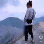 Duh Sok Jagoan, Bule Kelewat Bangga Pamer Kencing Sembarangan di Gunung Bromo, Habis Dihujat Ujungnya Begini