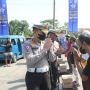 Kakorlantas Bagikan 1.000 Paket Sembako, Ingatkan Pesan Keselamatan ke Supir Angkutan Umum