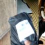 Penghuni Rumah Asyik Karaokean meski Sudah Diteriaki, Kurir Paket Ini Punya Cara Cerdik